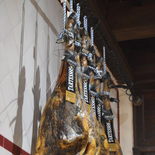 Bodega de ibéricos en Casa Machín, Écija