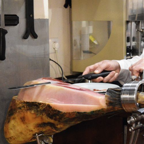Corte artesanal en Casa Machín, Écija